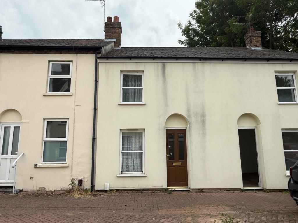 Lot: 104 - HOUSE IN NEED OF IMPROVEMENT - Front view of house in need of refurbishment